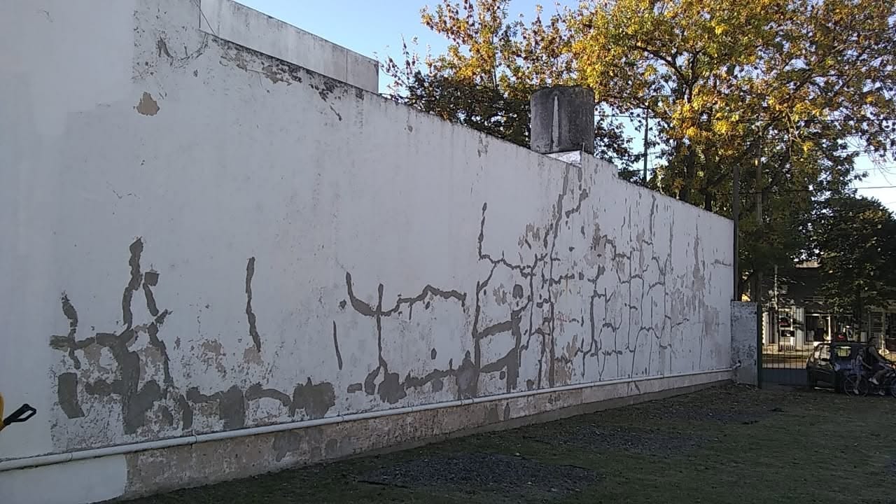 Muro exterior antes de la reparación y pintura realizada por El Pintor