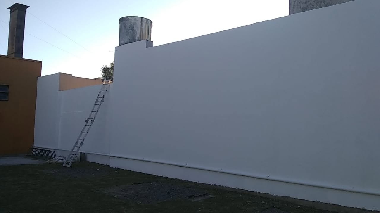 Muro exterior después de la reparación y pintura realizada por El Pintor